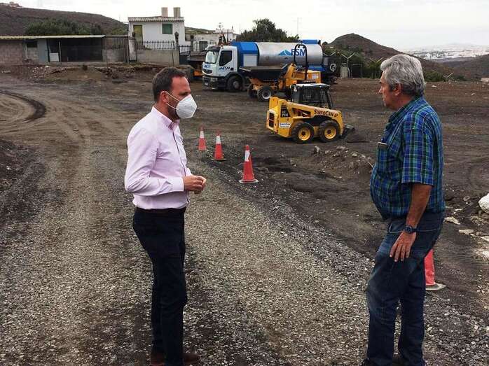 El concejal de Vías y Obras, Eloy Santana, visitó este miércoles los trabajos de asfaltado (Foto TA)